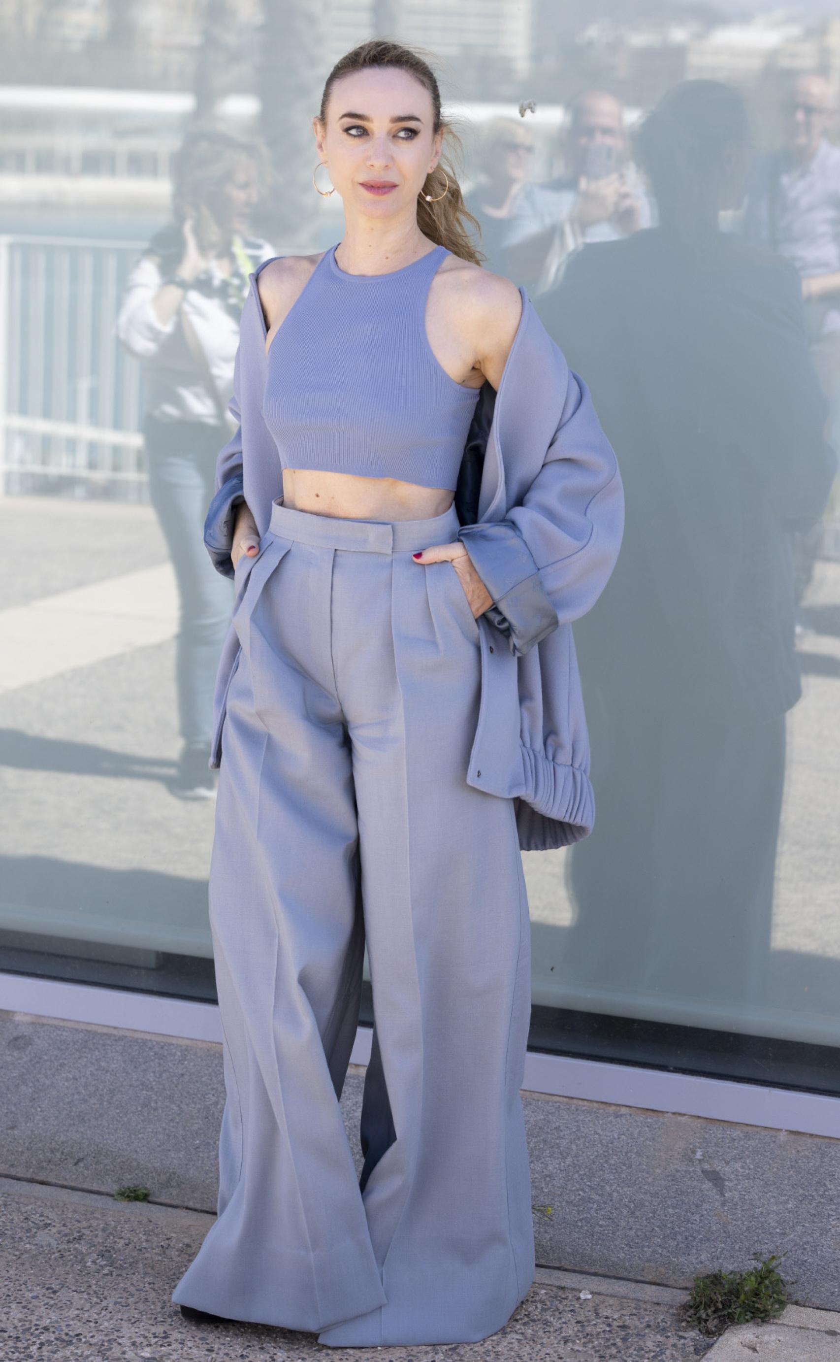 Marta luce un traje de Max Mara.