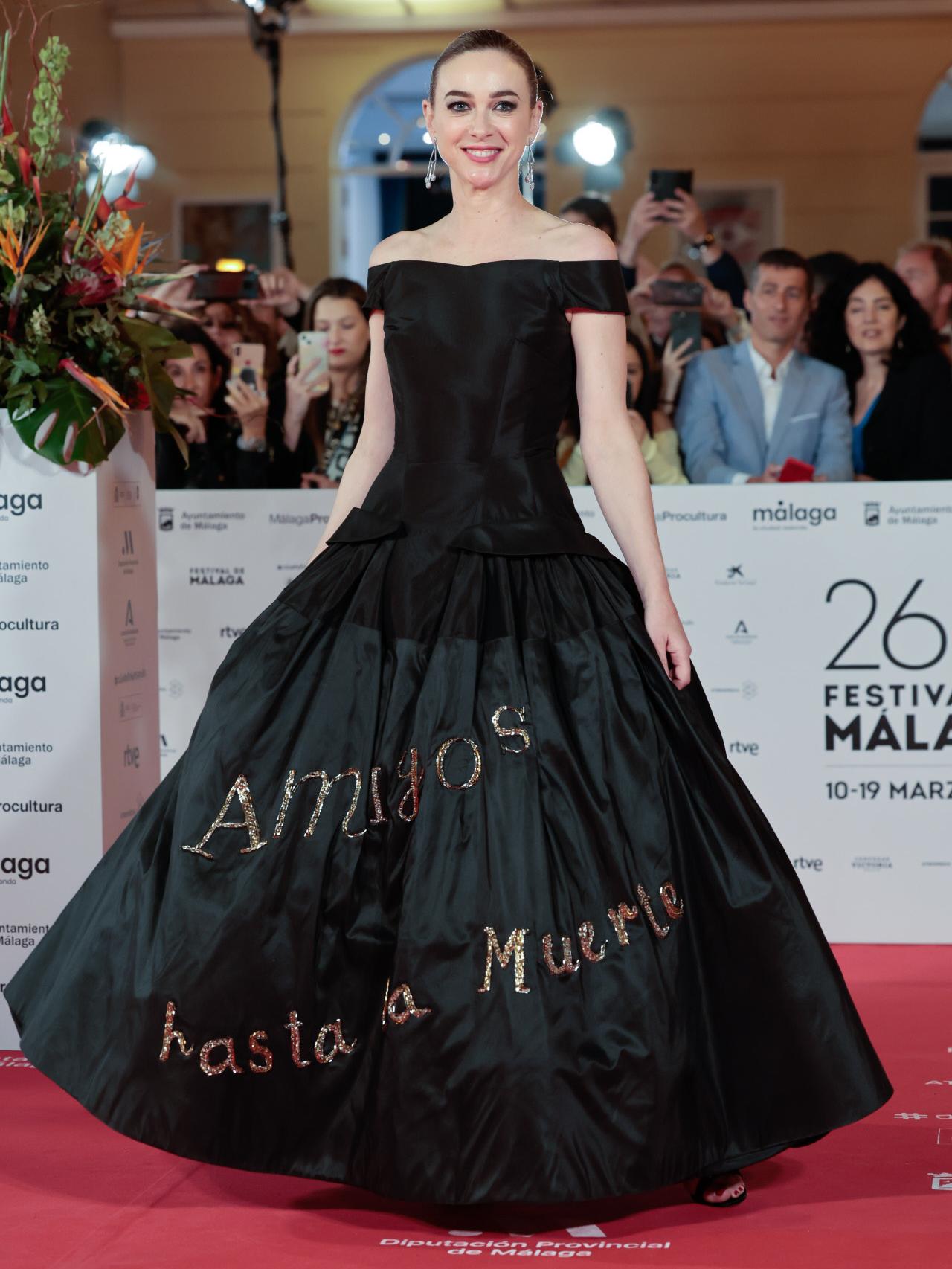 Con un traje hecho especialmente para ella.