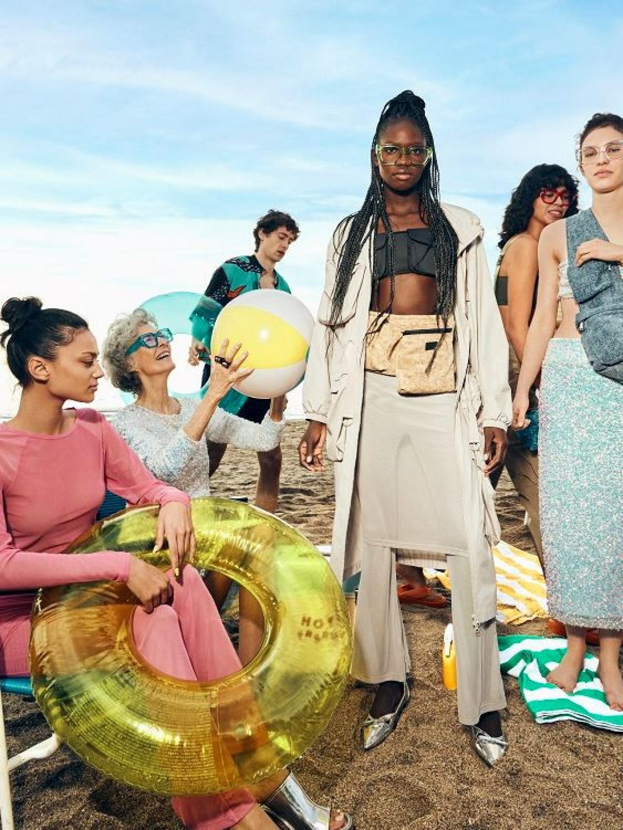 Parfois invita a introducirnos en una historia de verano perfecta a través de una reunión de amigos junto al mar.