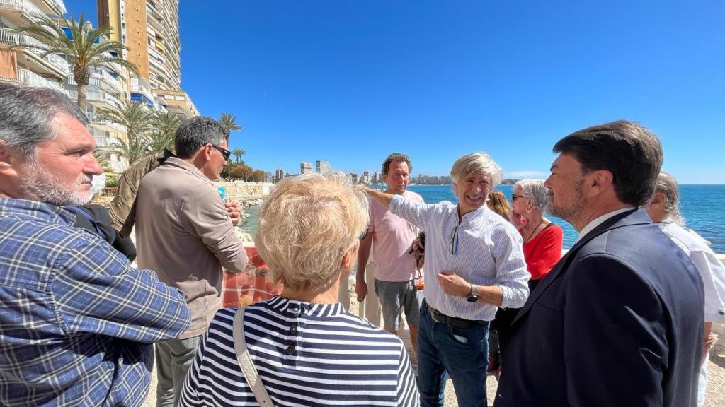 El alcalde Barcala, con los vecinos y técnicos.