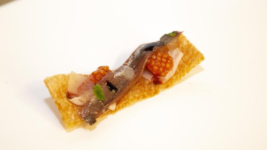 La tapa de tumaca de cortezón crujiente con anchoa.