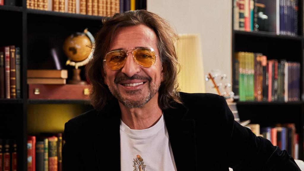 El cantante Antonio Carmona posando en su estudio, este pasado miércoles 15 de marzo, en Madrid.