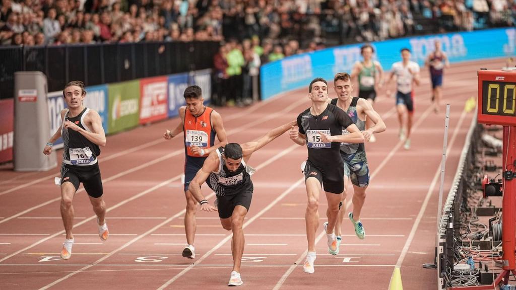 Saúl Ordóñez cuando entró en meta en la final de los 800 metros en indoor del campeonato de España.