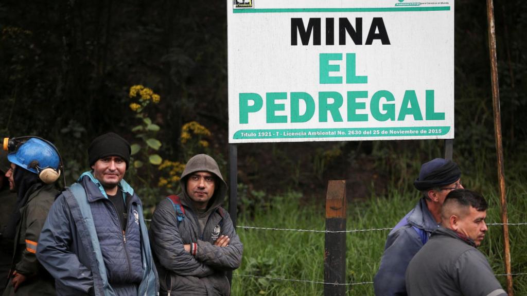 Personas esperando durante las labores de búsqueda y rescate de los mineros atrapados.