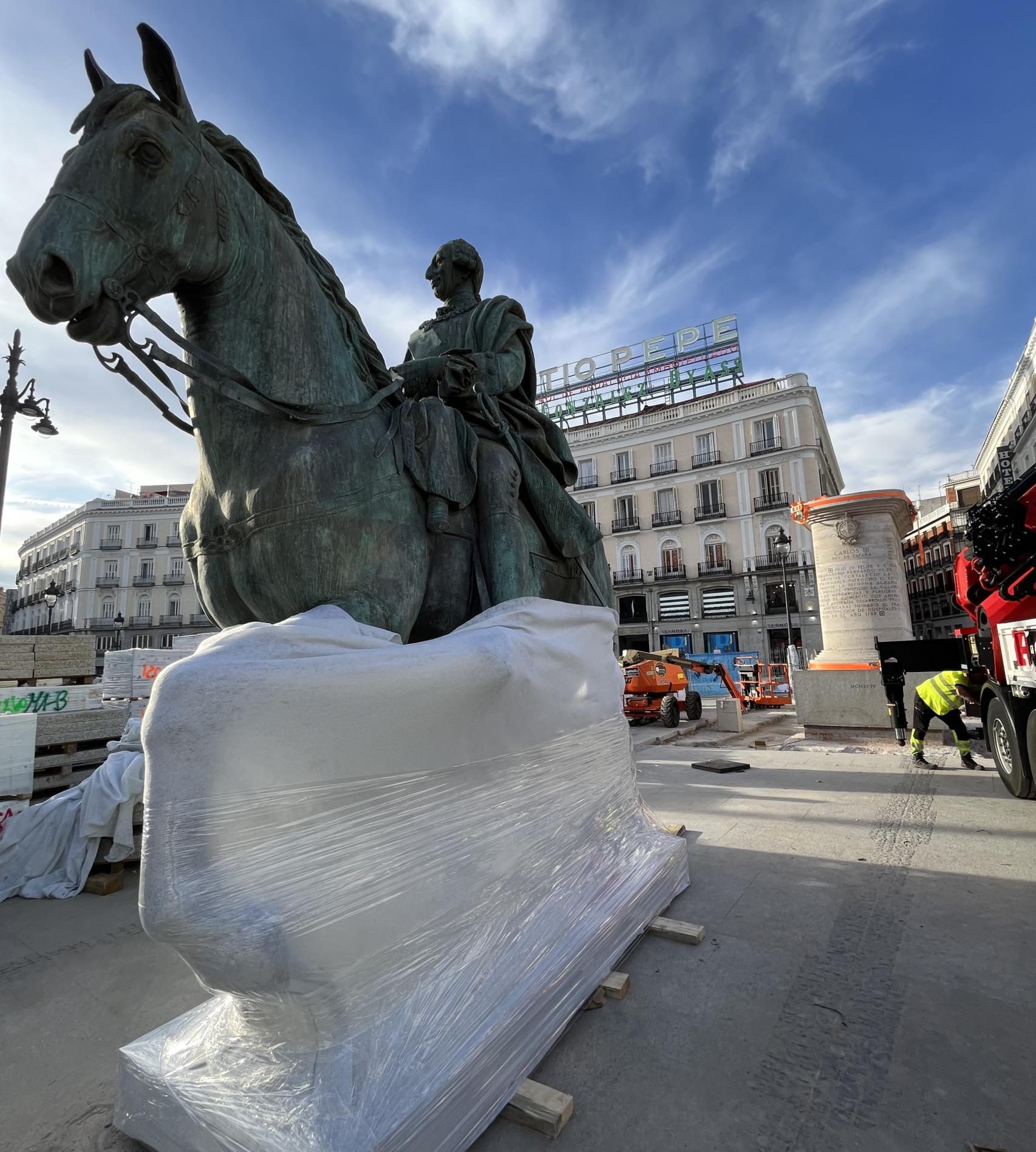 La estatua ecuestre de bronce de Carlos III, en el suelo de la Puerta del Sol.