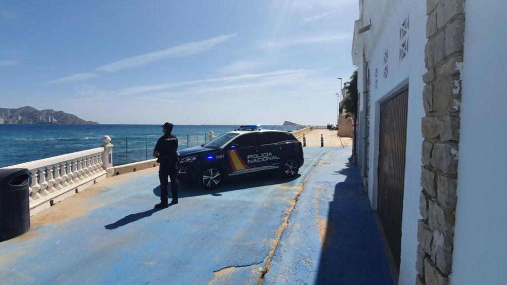 Un coche de la Policía en Benidorm, en una imagen de archivo.