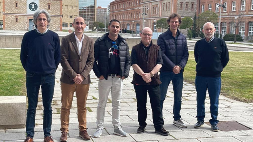 Fernando de la Prieta Pintado, vicesecretario General; José Luis Pérez Iglesias, director de la EPSZ; y Francisco José Cuadrado Santos, delegado del Rector en el Campus de Zamora; y del Colegio de Ingenieros en Informática de Castilla y León, representados por Jesús Ángel Román Gallego, José Andrés Vicente Lober y Juan Carlos García Vázquez