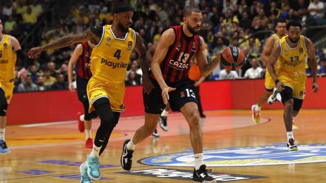 Darius Thompson maneja el balón con Baskonia.