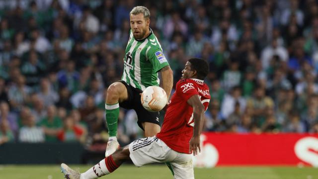 Aitor Rubial durante un choque en el partido.