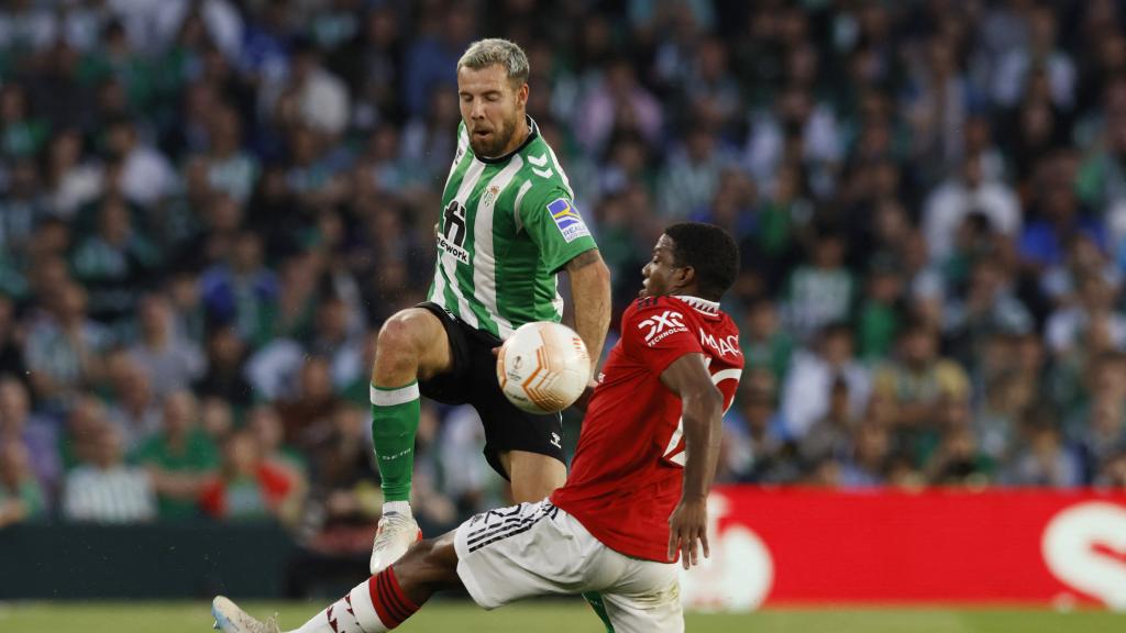 Aitor Rubial durante un choque en el partido.