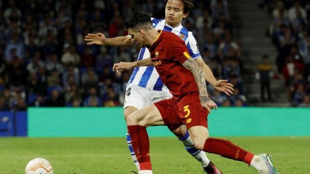 Kubo lucha un balón en el Real Sociedad - Roma.