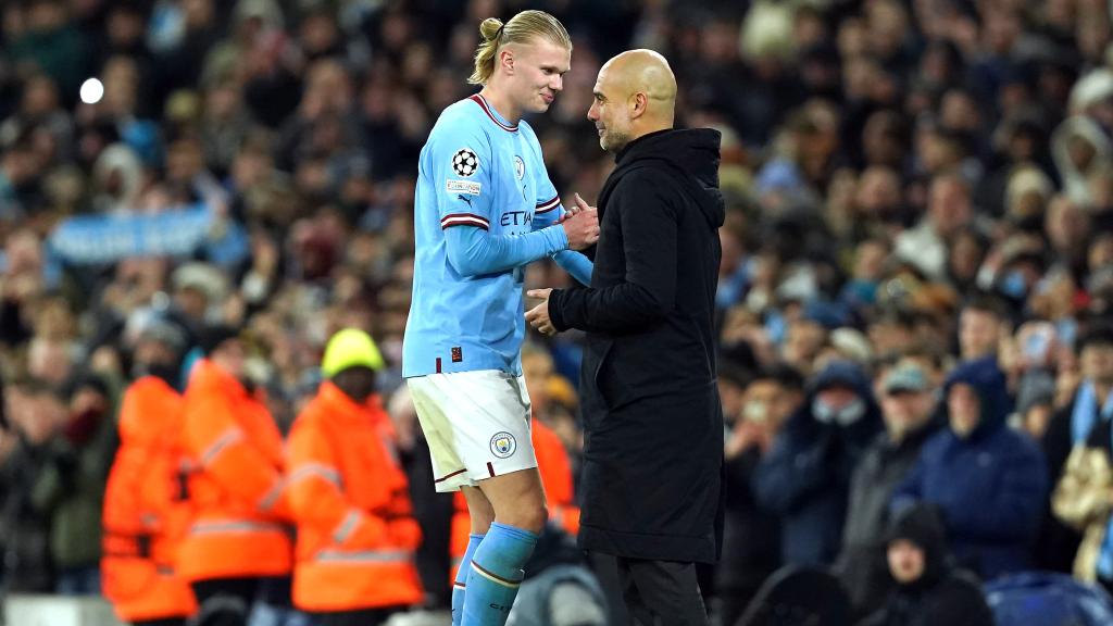 Erling Haaland y Pep Guardiola se saludan tras un partido de Champions