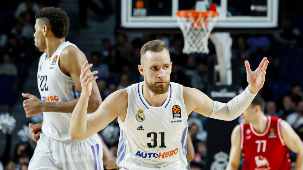 Dzanan Musa celebra un triple frente a Armani Milan en la Euroliga