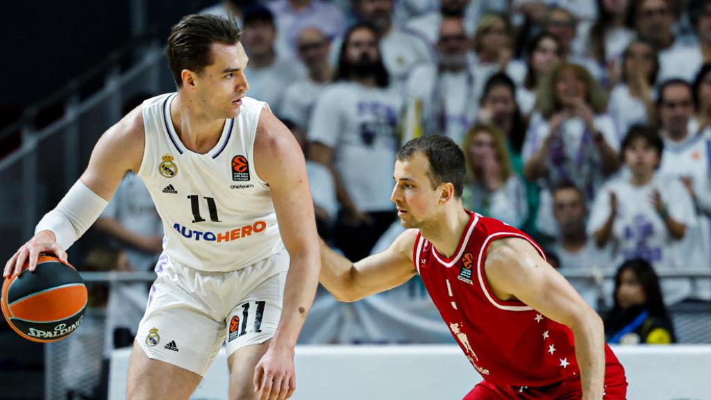 Mario Hezonja aguanta un balón frente a la defensa de Armani Milan