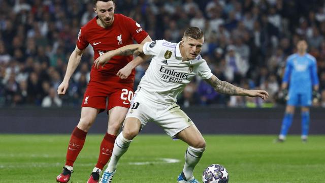 Toni Kroos, en la disputa de un balón en el partido de vuelta ante el Liverpool.