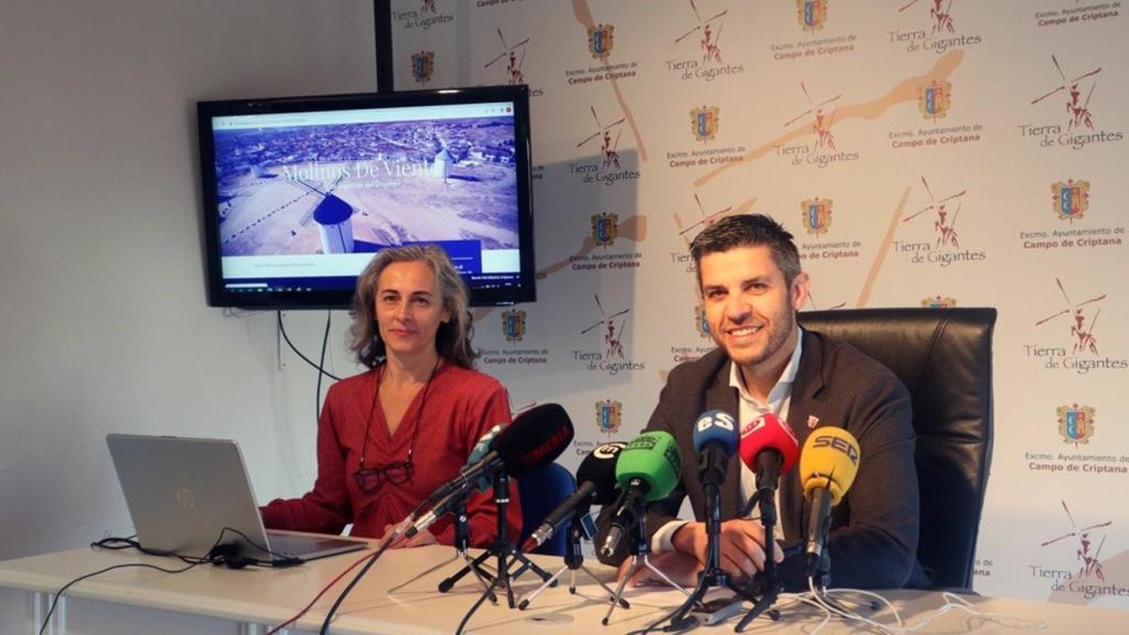 El alcalde de Campo de Criptana, Santiago Lázaro, y la concejala de Turismo, Rosana Fernández.