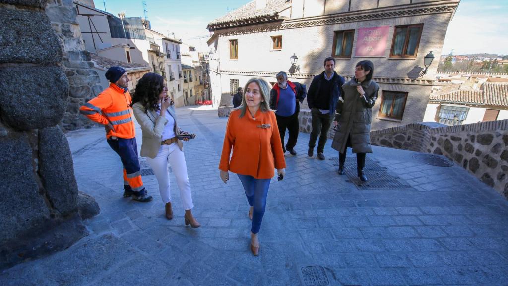 Milagros Tolón durante su visita a las obras del Cristo de la Luz, en Toledo.
