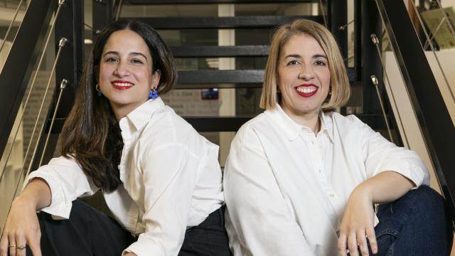 La escritora Carmen G. de la Cueva y la ilustradora Ana Jarén del libro 'Escritoras'.