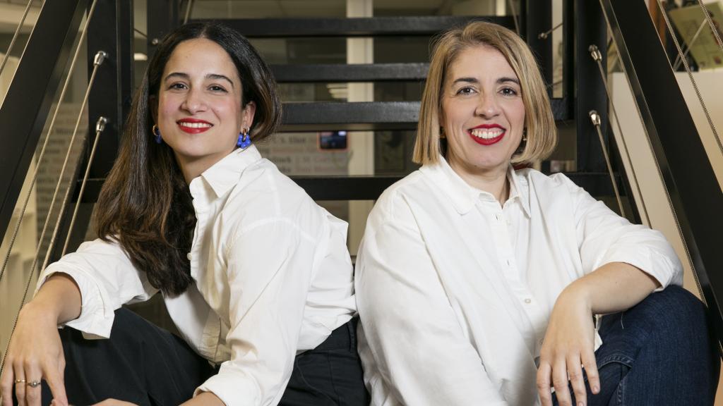 La escritora Carmen G. de la Cueva y la ilustradora Ana Jarén del libro 'Escritoras'.