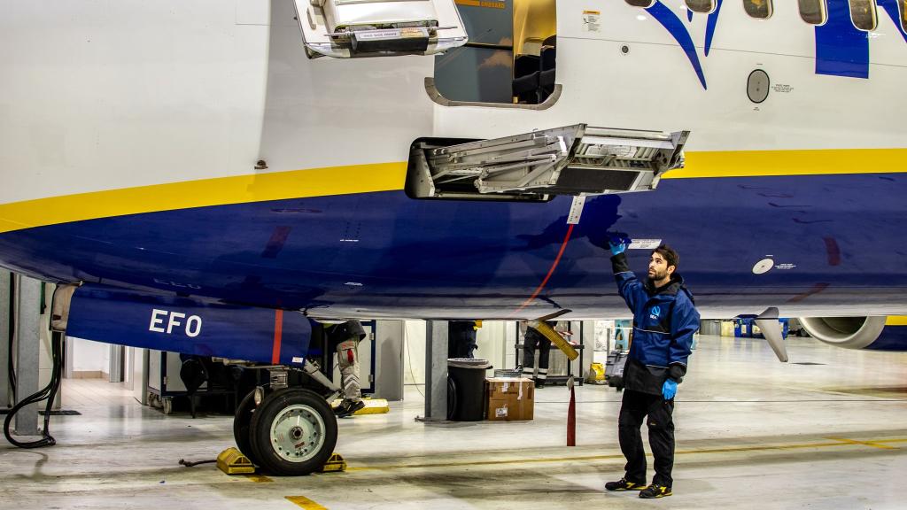 Un trabajador realiza labores de mantenimiento en un avión de Ryanair.