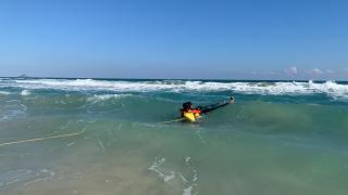 Rescate de una persona en peligro en una playa utilizando el dispositivo de 'cable de vida' diseñado por la startup murciana.