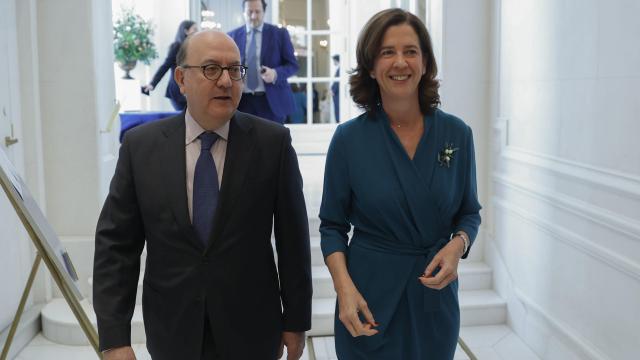 Alejandra Kindelán, presidenta de la AEB, junto a José María Roldán, su predecesor en el cargo, a su llegada al desayuno de Nueva Economía Fórum de este jueves.