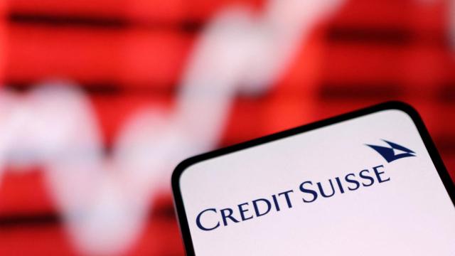 Logo de Credit Suisse ante una imagen de caídas en bolsa.