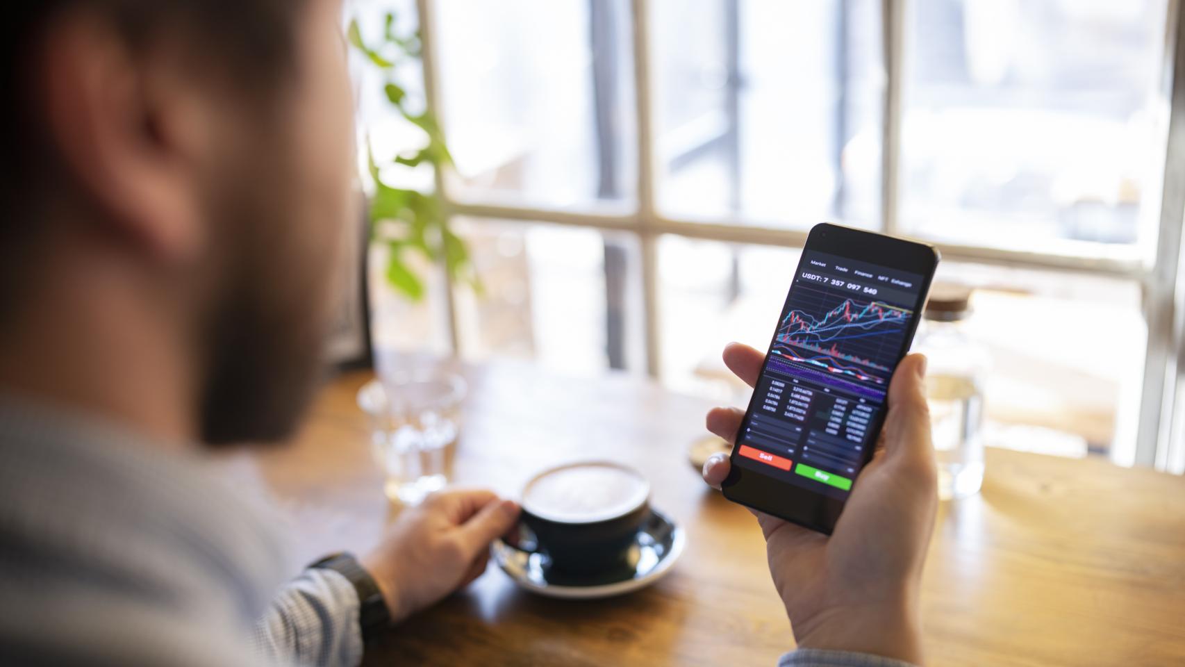 Un usuario mira una aplicación para invertir.