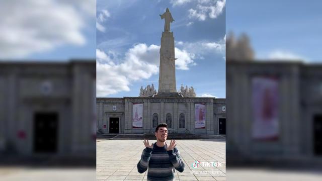 El 'tiktoker' toma.trakatra en su vídeo promocionando en Cerro de los Ángeles (Getafe) como zona de 'cruising'.