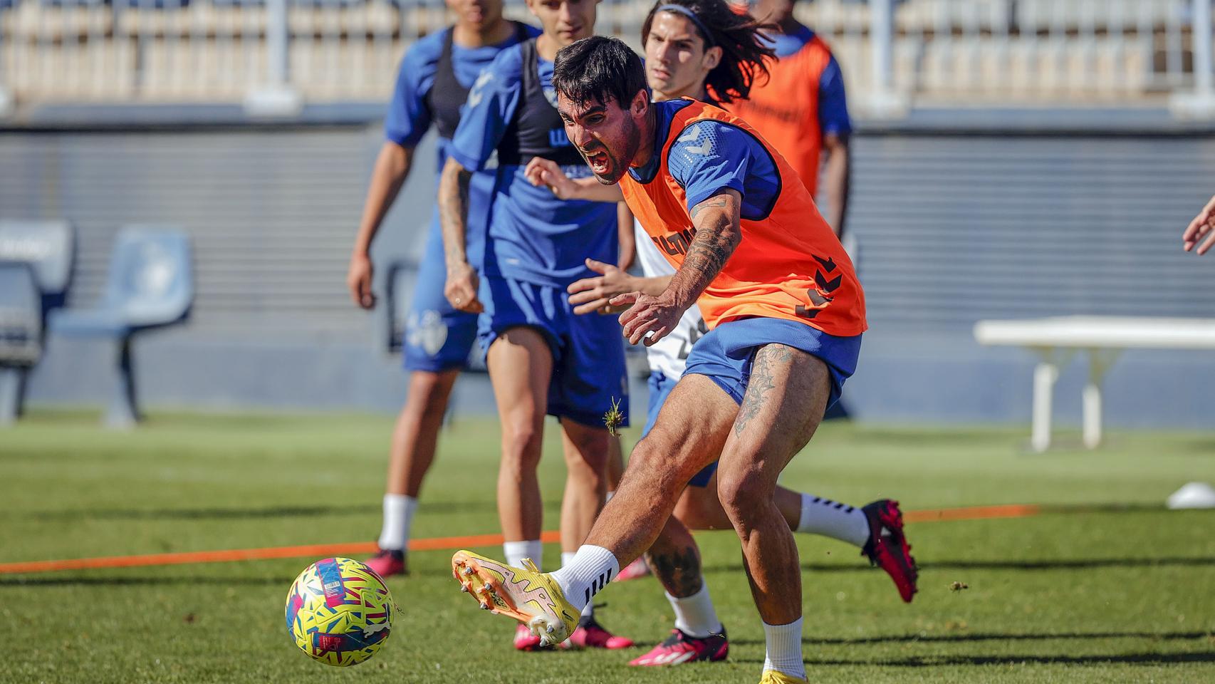 Alberto Escassi durante un entrenamiento con el Málaga CF