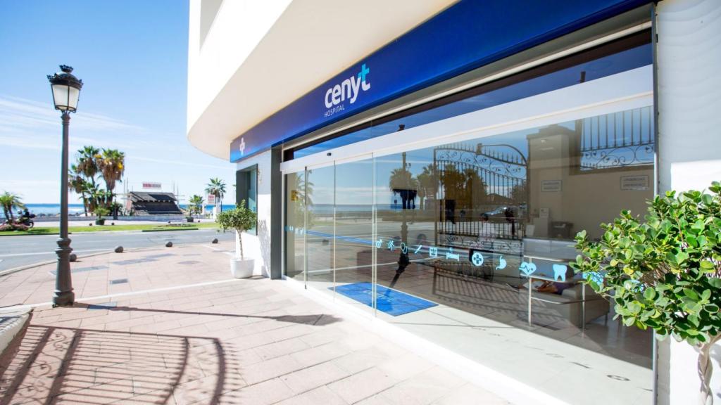 Exterior del hospital Cenyt en Estepona.