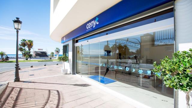 Exterior del hospital Cenyt en Estepona.