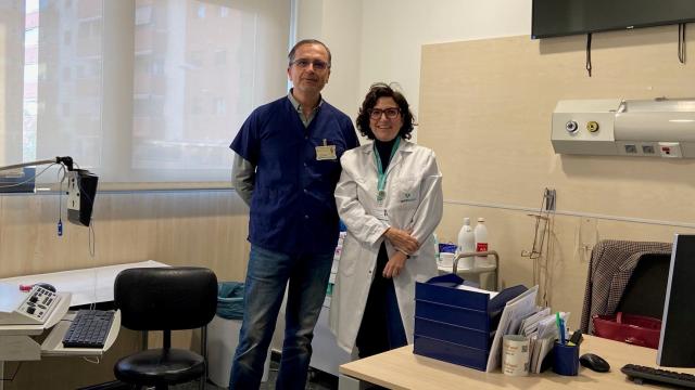 La Dra. Victoria Fernández y el Dr. José Alcázar, en la Unidad del Sueño del Hospital Quirónsalud Málaga.