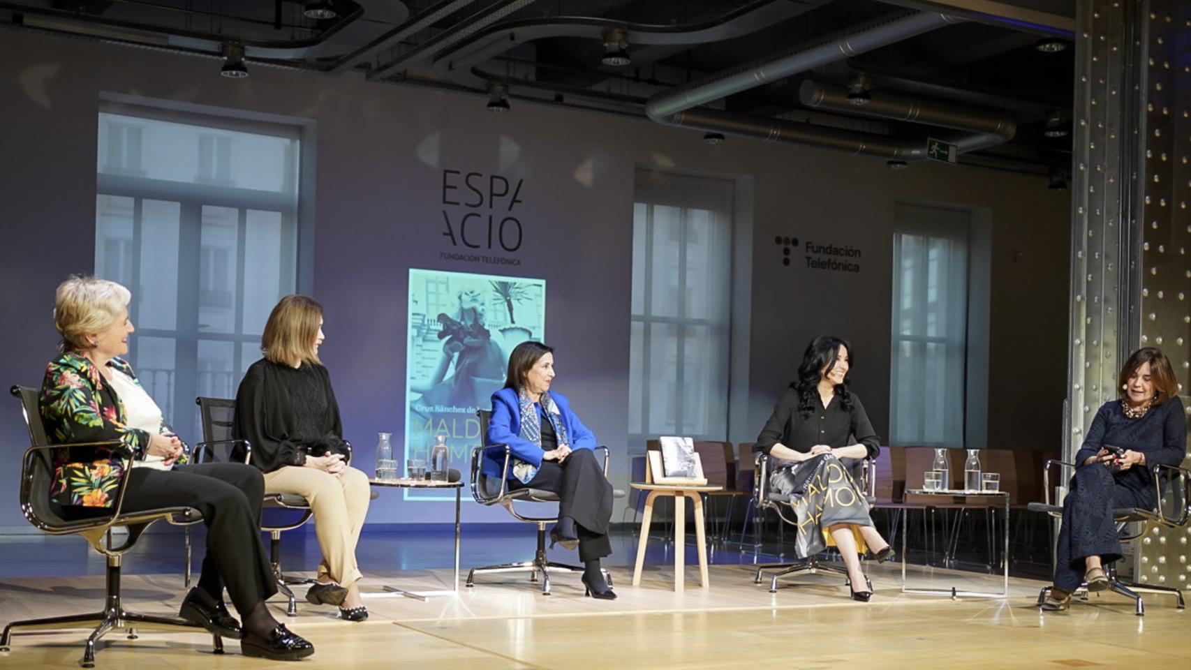 De izquierda a derecha: María Tardón, Marta Rivera de la Cruz, Margarita Robles, Cruz Sánchez de Lara y Charo Izquierdo.