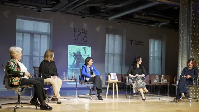 De izquierda a derecha: María Tardón, Marta Rivera de la Cruz, Margarita Robles, Cruz Sánchez de Lara y Charo Izquierdo.