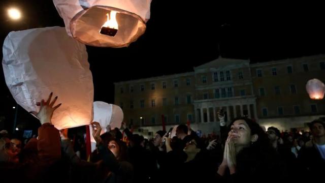Imagen de archivo de jóvenes del Partido Comunista Griego que encienden farolillos en honor a las 57 víctimas mortales del accidente de tren de 28 de febrero.