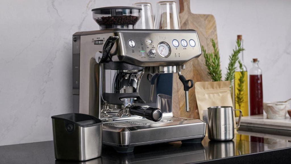 The Barista Express Impress con sus complementos