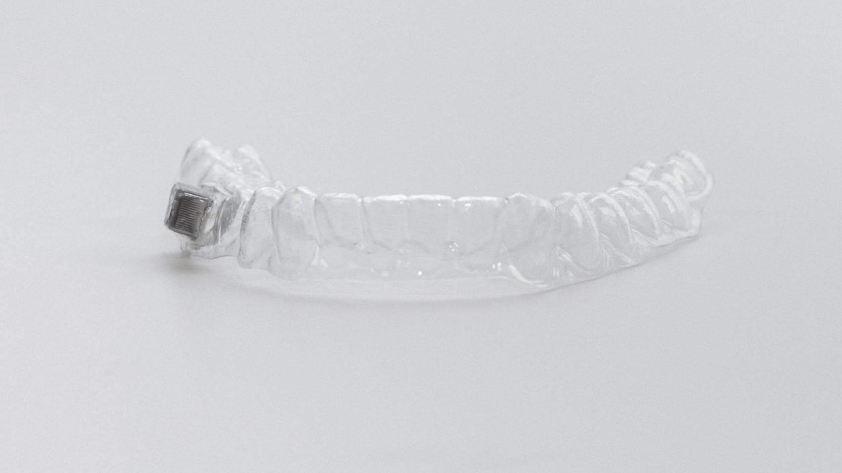 El sensor colocado en la dentadura.