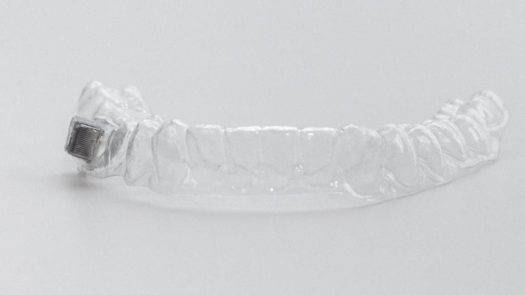 El sensor colocado en la dentadura.