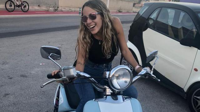 Marta sobre una moto.