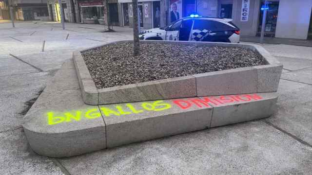 Pintadas en la Praza de Bugallal, en Ponteareas (Pontevedra).