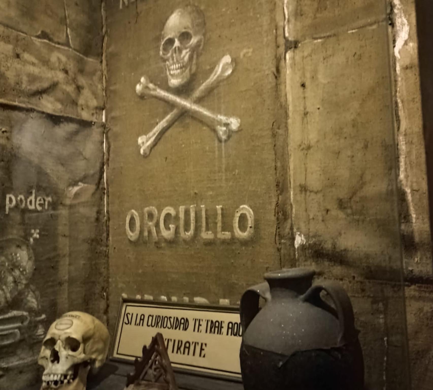 Si la curiosidad te trae aquí, retírate. Sala de reflexiones en el Centro Documental de la Memoria Histórica de Salamanca