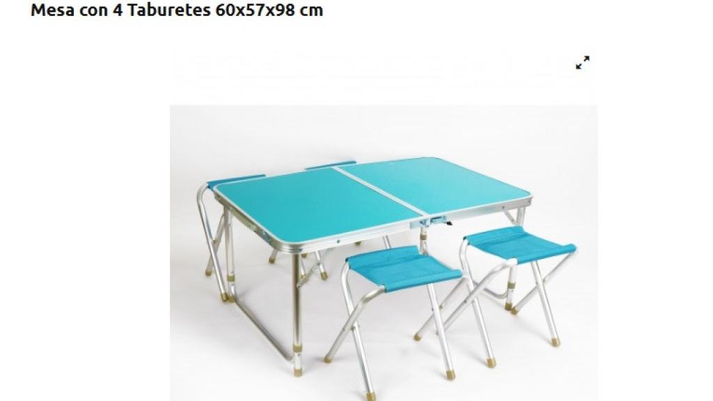 Mesa con taburetes.