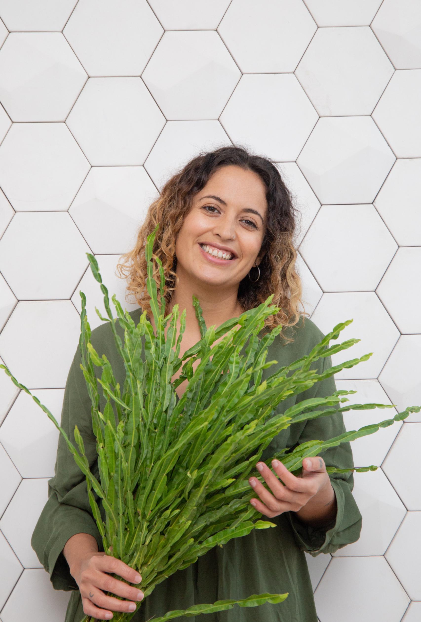 Fasanella con una de las plantas que utiliza.