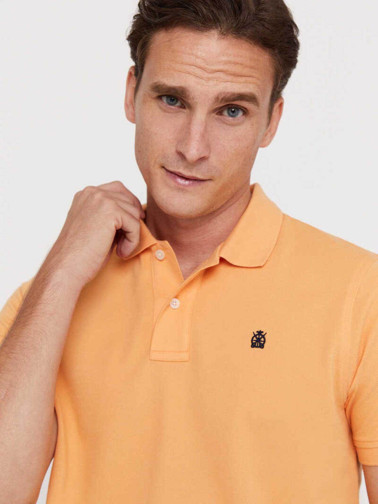 Polo piqué de Cortefiel.