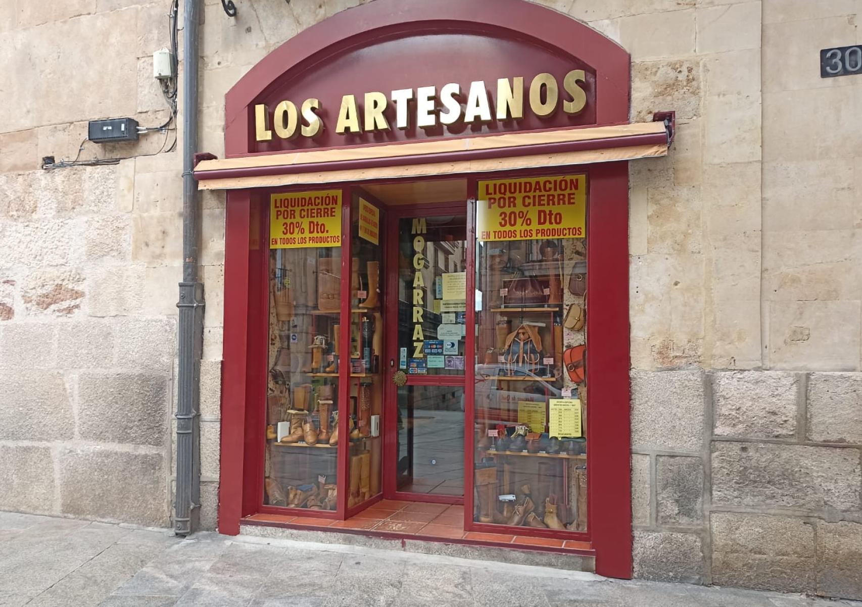 Tienda 'Los Artesanos', anexa a la Casa de las Conchas, que echa el cierre