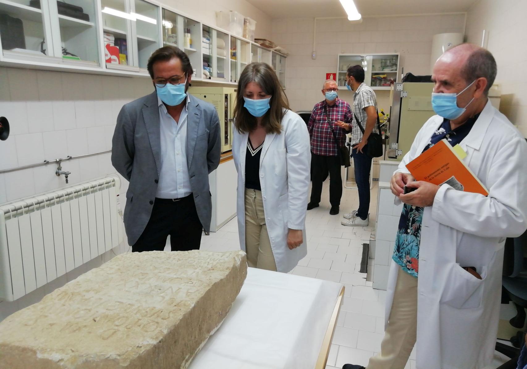 La estela, en el Museo Arqueológico de Granada.