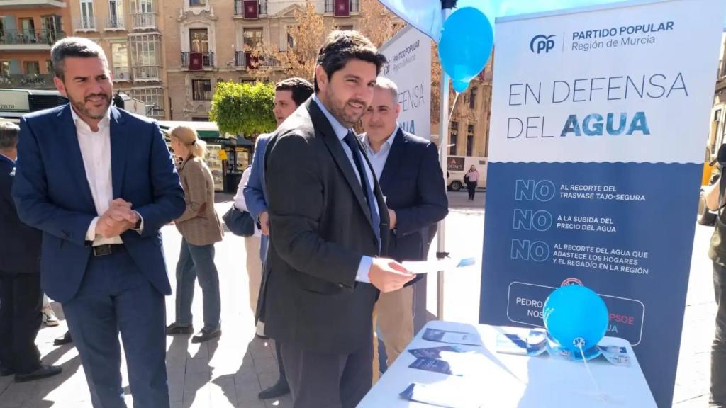 El consejero de Agricultura, Antonio Luengo, y el presidente de la Región de Murcia, Fernando López Miras, este miércoles, en la plaza Santo Domingo de Murcia, presentando la campaña del PP en defensa del Trasvase Tajo-Segura.