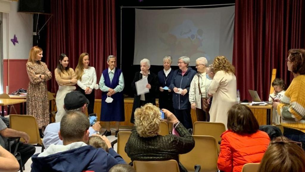 Homenaje del barrio al centro educativo