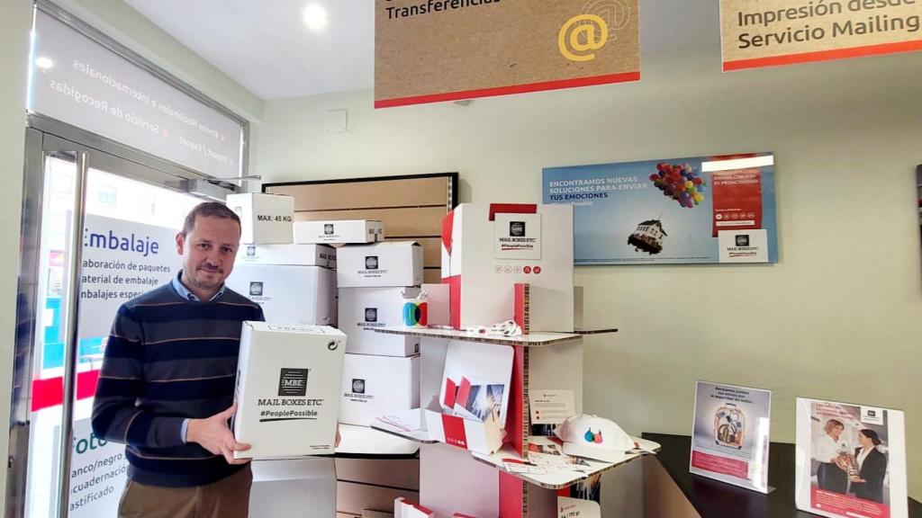 Víctor Ferreiro en su tienda